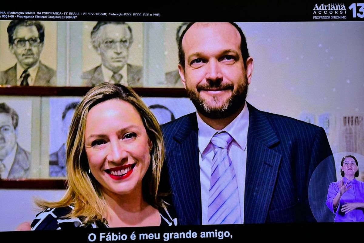 Adriana Accorsi apresenta Fábio Fazzion como ‘amigo’ e não como marido no programa de TV